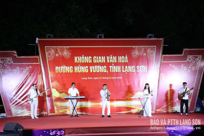 Tiết mục văn nghệ đặc sắc do các nghệ sĩ, diễn viên Đoàn Nghệ thuật Dân tộc tỉnh biểu diễn tại Không gian văn hoá đường Hùng Vương