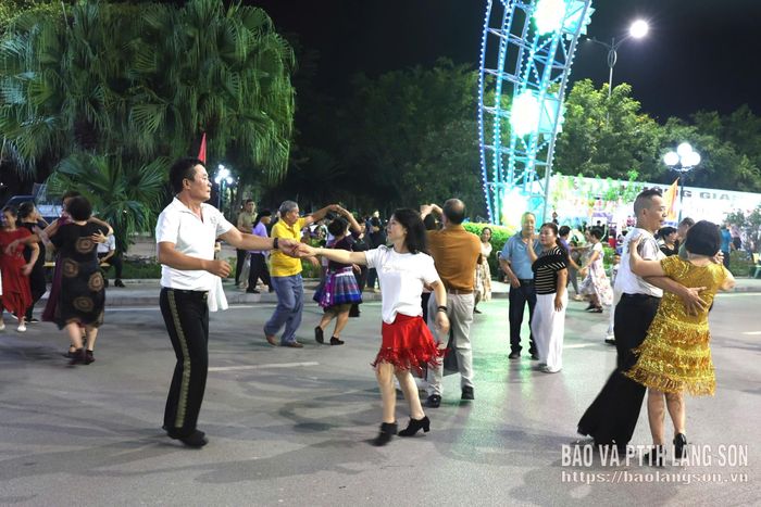 Người dân tham gia giao lưu nhảy khiêu vũ hiện đại tại Không gian văn hoá đường Hùng Vương