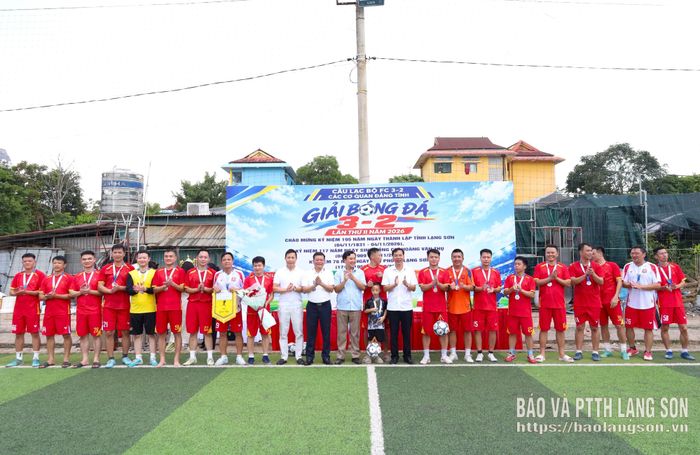 Đại diện Ban Tổ chức trao giải Nhì cho đội CLB 3 - 2