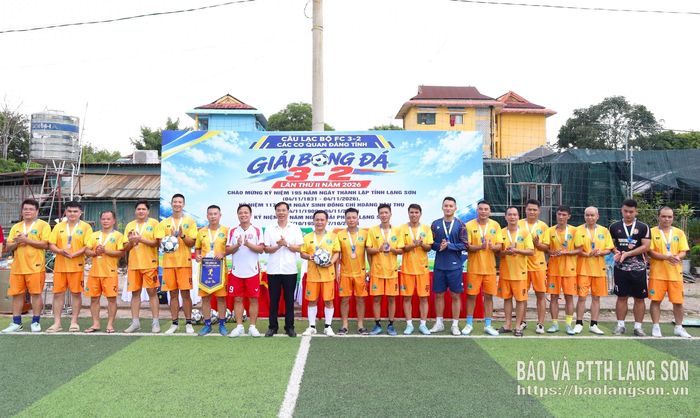 Đại diện Ban Tổ chức trao giải Ba cho đội Sở Nông nghiệp và Môi trường