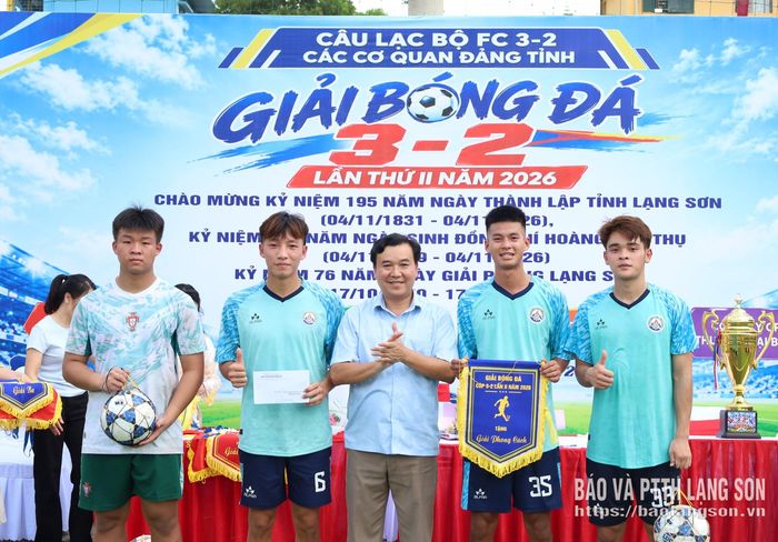 Đại diện Ban Tổ chức trao giải Phong cách cho đội Sở Văn hóa, Thể thao và Du lịch