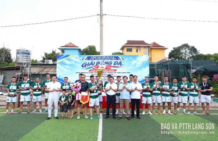 Đại diện Ban Tổ chức trao giải Nhất cho đội Công ty Cổ phần Vận tải thương mại Bảo Nguyên