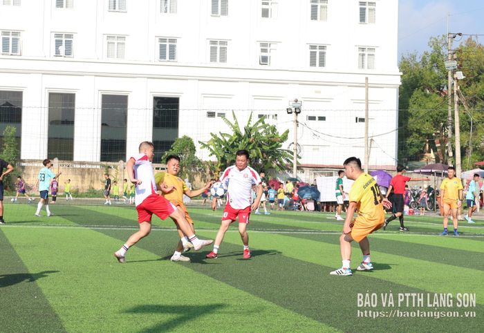 Trận thi đấu giữa đội CLB 3 - 2 và đội Sở Nông nghiệp và Môi trường