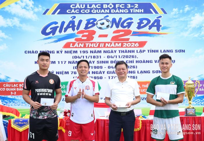 Đại diện Ban Tổ chức trao giải chuyên đề cho các cầu thủ, thủ môn xuất sắc