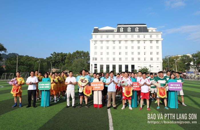 Đại diện Ban Tổ chức trao cờ lưu niệm cho các đội bóng