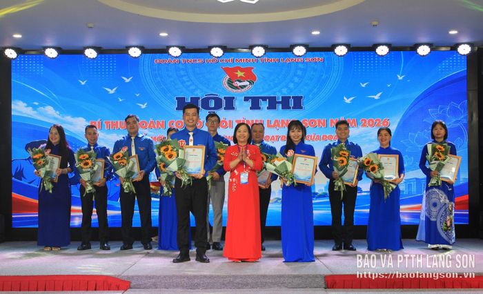 Ban tổ chức trao giải Nhì cho các thí sinh