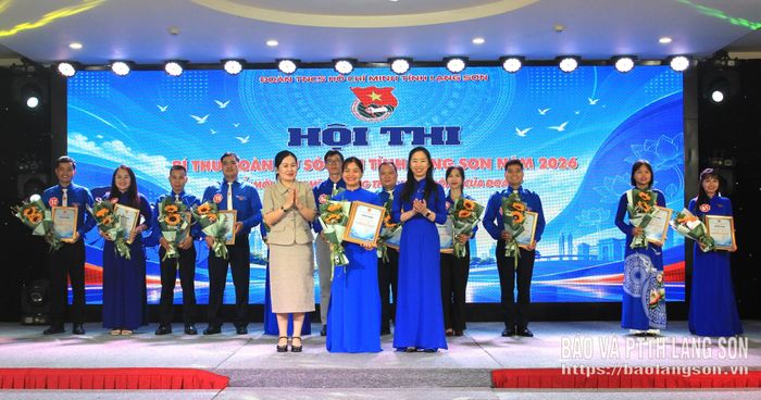 Ban tổ chức trao giải Nhất cho thí sinh Hoàng Lệ Thu, Bí thư Đoàn xã Tân Đoàn