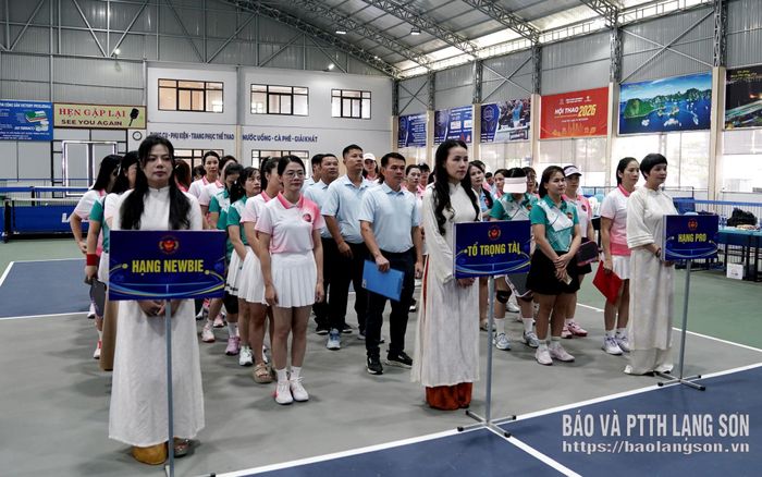 Các nữ vận động viên của Chi cục Hải quan khu vực VI và Chi cục Hải quan khu vực VIII tham gia giải Pickleball 