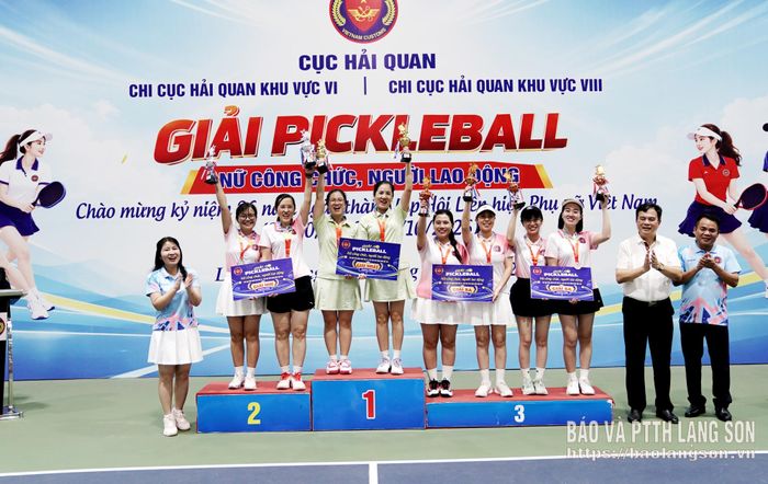 Lãnh đạo Chi cục Hải quan khu vực VI và Chi cục Hải quan khu vực VIII trao giải cho các cặp nữ vận động viên hạng chuyên nghiệp