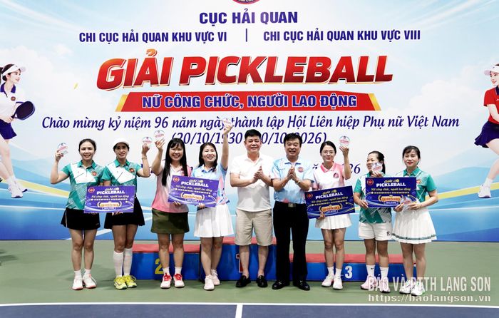Trao giải khuyến khích cho các cặp nữ vận động viên