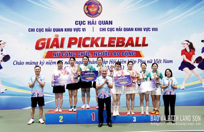 Trao giải cho các cặp nữ vận động viên hạng mới chơi