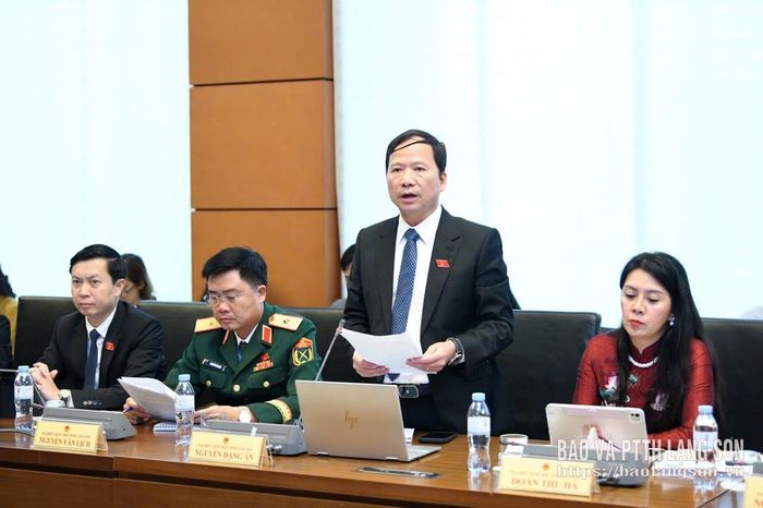 Đại biểu Nguyễn Đặng Ân, Phó Trưởng Đoàn đại biểu Quốc hội tỉnh phát biểu thảo luận tại tổ