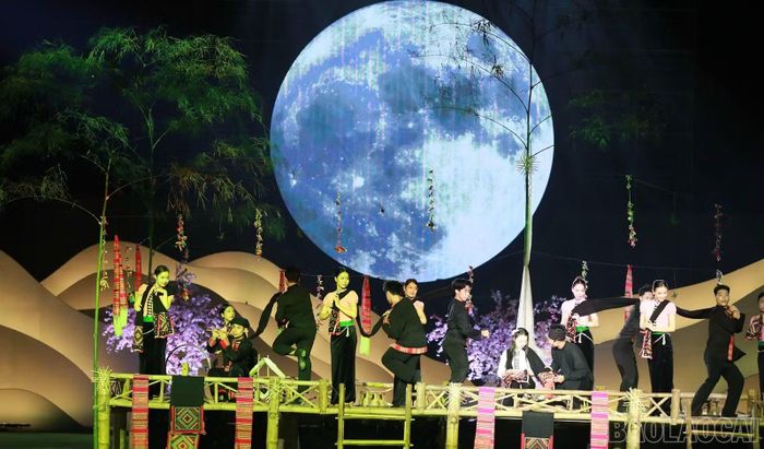 Sàn Hạn Khuống được phục dựng với thang tre, vật dụng dệt sợi và các chi tiết trang trí truyền thống, trở thành nơi đôi trẻ gặp gỡ, giao duyên. Hình trăng lớn phía sau cùng ánh sáng sân khấu mở rộng không gian, đưa sinh hoạt văn hóa cộng đồng vào mạch kể của chương trình.