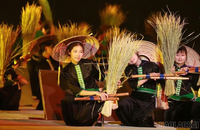 Bó lúa, chiếc nón và động tác lao động được đưa lên sân khấu trong cảnh “Mầm lúa”, gợi cuộc sống gắn bó với đồng ruộng của đồng bào Thái. Ánh sáng vàng ấm tập trung vào người diễn và đạo cụ, làm nổi bật nét mặt tươi vui trong không khí mùa gặt.