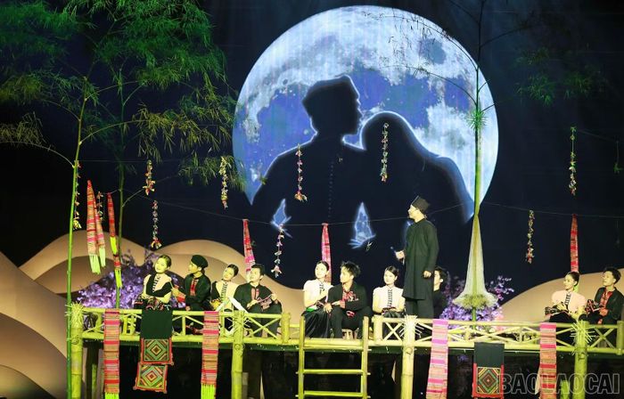 Hình bóng đôi trai gái tựa vào nhau hiện trên vầng trăng, nối tiếp diễn xuất của các nhân vật trên sàn Hạn Khuống. Công nghệ trình chiếu được sử dụng để diễn tả tình cảm đôi lứa, tạo thêm chiều sâu cho cảnh “Hẹn ước” bằng sự kết hợp giữa hình ảnh thực và hình ảnh trên màn chiếu.