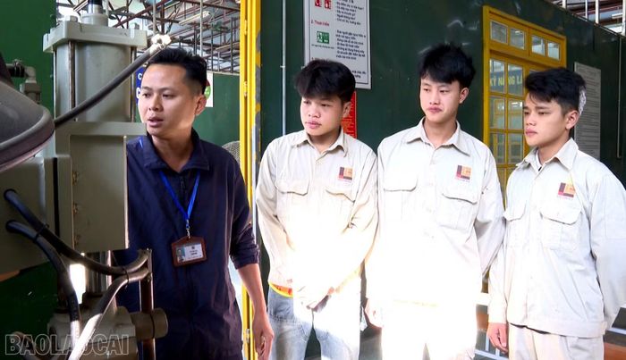 Sinh viên các ngành, nghề đào tạo tại Trường Cao đẳng Lào Cai đều được thực hành trên thiết bị từ khi học.
