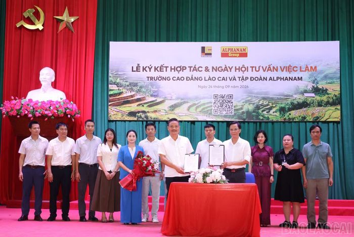 Trường Cao đẳng Lào Cai ký kết hợp tác với Tập đoàn ALPHANAM để tạo đầu ra cho sinh viên sau đào tạo.