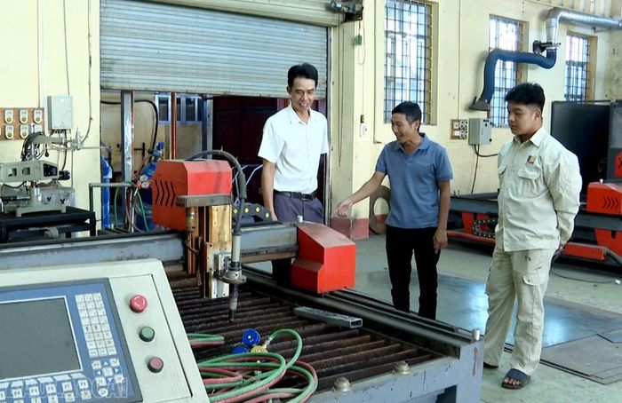 Sinh viên La Long Vỹ (ngoài cùng bên phải) được nhà trường giới thiệu cho doanh nghiệp trong quá trình đào tạo.