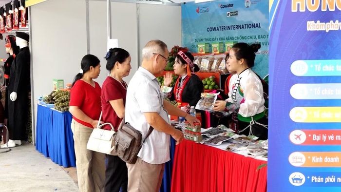 Du khách tham quan các gian hàng tại Hội chợ Du lịch Tây Bắc năm 2026.