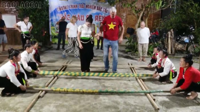 Du khách nước ngoài tham gia hoạt động trải nghiệm văn hoá, du lịch tại phường Trung Tâm.