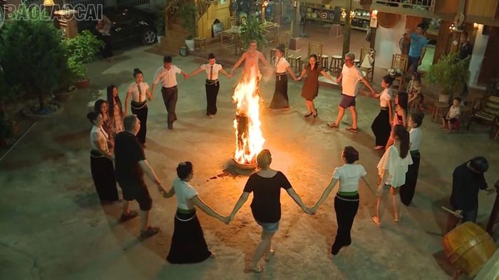 Du khách tham gia các hoạt động "Một ngày sống cùng bản Thái".
