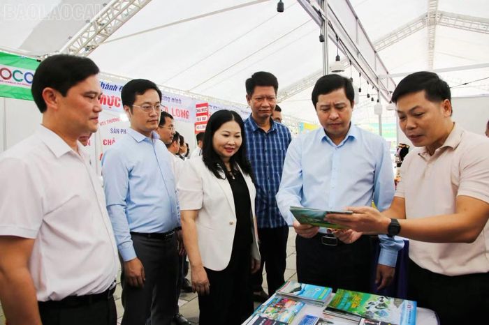 Đồng chí Bí thư Tỉnh uỷ và đoàn công tác tham quan gian trưng bày tại hội chợ.