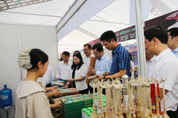 Đoàn công tác thăm các gian hàng trưng bày sản phẩm OCOP.