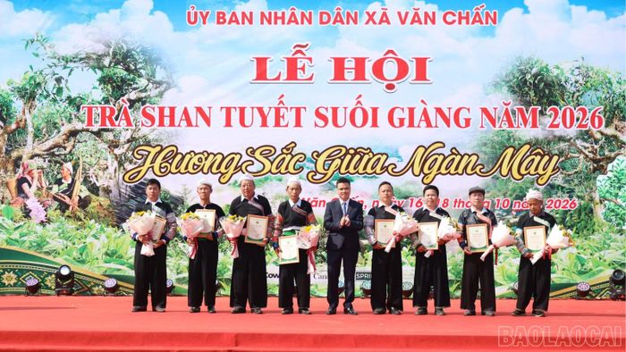 Xã Văn Chấn khen thưởng tập thể, cá nhân có thành tích xuất sắc trong gìn giữ và phát triển vùng chè.