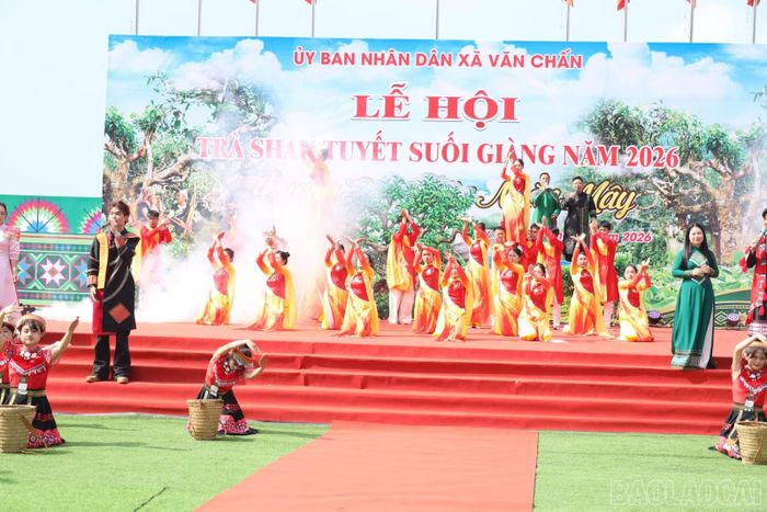 Tiết mục văn nghệ mang đậm bản sắc đồng bào vùng cao tại lễ khai mạc.