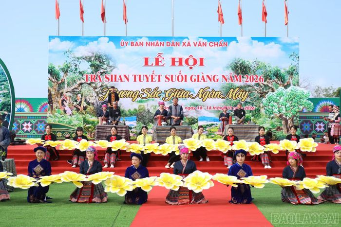 Nghệ nhân trình diễn nghệ thuật pha trà Shan tuyết tại không gian lễ hội.