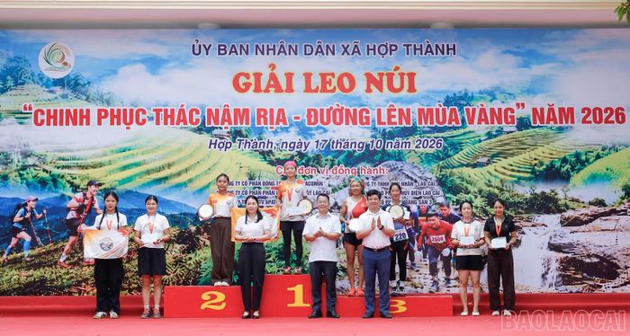 Ban tổ chức trao giải cho các vận động viên xuất sắc nội dung nữ từ 18 - 40 tuổi.