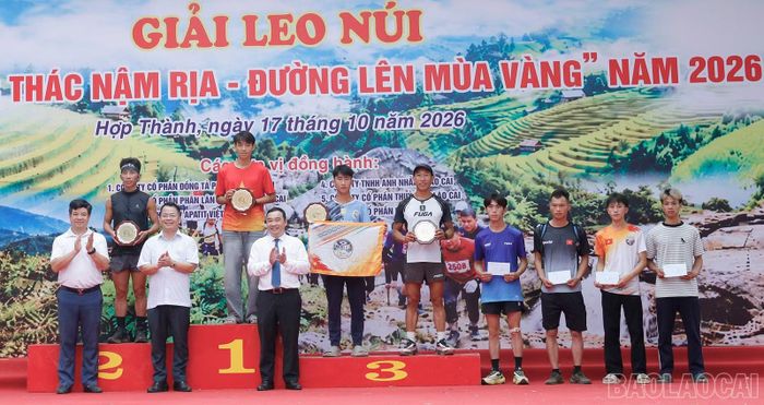 Ban tổ chức trao giải cho các vận động viên xuất sắc nội dung nam từ 18 - 40 tuổi.