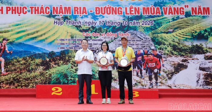Ban tổ chức trao giải cho các vận động viên xuất sắc nội dung phong trào.