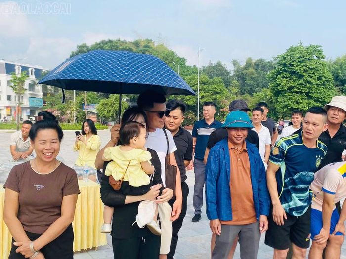 Người dân cổ vũ nhiệt tình cho các hoạt động thi đấu thể thao.
