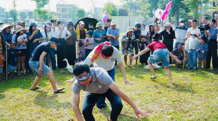 Các môn thể thao truyền thống thu hút đông đảo người dân và du khách tham gia.
