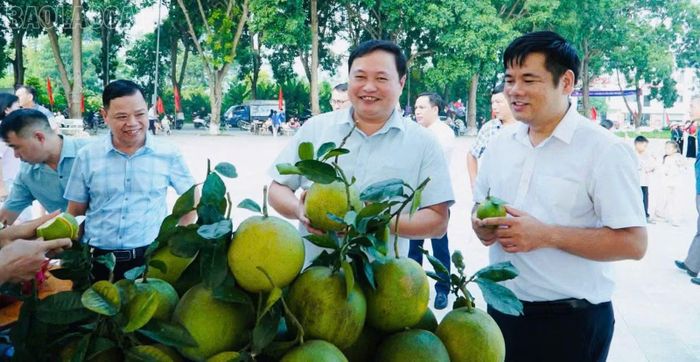 Các đồng chí lãnh đạo phường Trung tâm tham gia sự kiện.