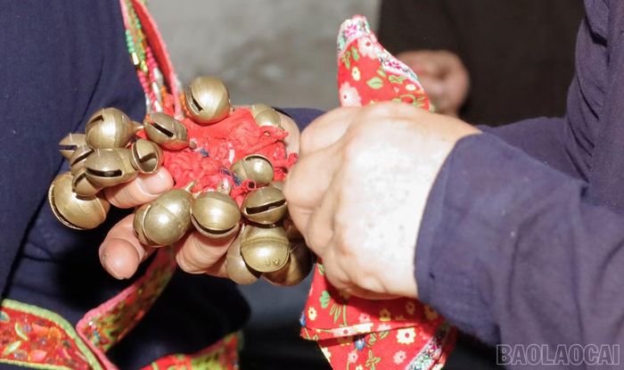 Chùm chuông đồng nhỏ là đạo cụ không thể thiếu trong nghi lễ Then của người Tày ở Hợp Thành.