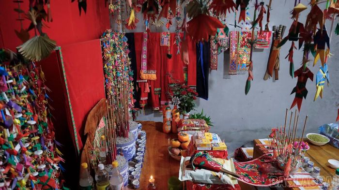 Không gian thực hành nghi lễ Then được trang trí cầu kỳ.