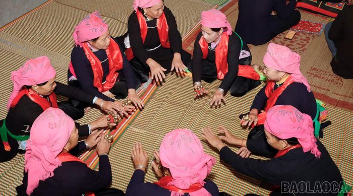 Việc tái hiện nghi lễ Then pang mảu tại Lễ hội Cốm Hợp Thành không chỉ góp phần gìn giữ phong tục truyền thống mà còn tạo cơ hội để thế hệ trẻ tìm hiểu, tiếp nối những giá trị văn hóa của dân tộc mình. Qua đó, lễ hội trở thành cầu nối đưa di sản đến gần hơn với du khách, đồng thời mở ra cơ hội quảng bá sản phẩm cốm và phát triển du lịch cộng đồng tại địa phương.