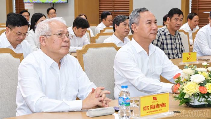 Các đại biểu dự lễ bế giảng.