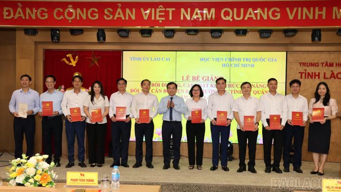 Các học viên nhận chứng chỉ hoàn thành khoá bồi dưỡng của Học viện Chính trị Quốc gia Hồ Chí Minh.