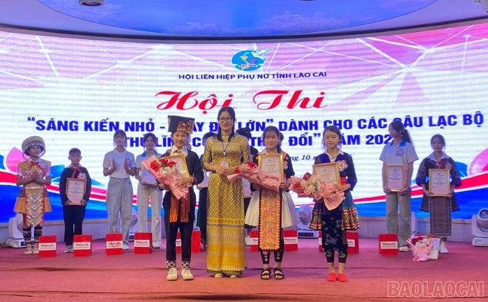 Ban Giám khảo trao giải Ba cho các đội thi.