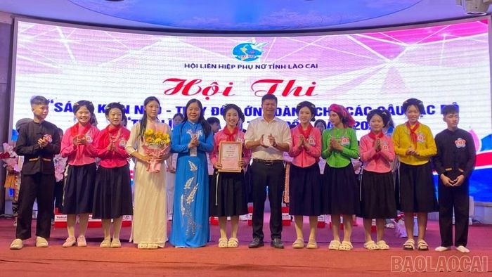 Ban Giám khảo trao giải Nhất cho Câu lạc bộ "Thủ lĩnh của sự thay đổi” xã Lâm Thượng