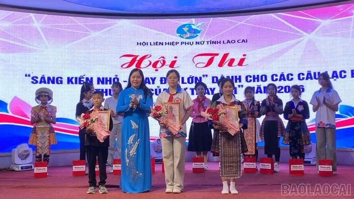 Ban Giám khảo trao giải Chuyên đề “Sáng kiến nhỏ - thay đổi lớn” cho các đội thi.