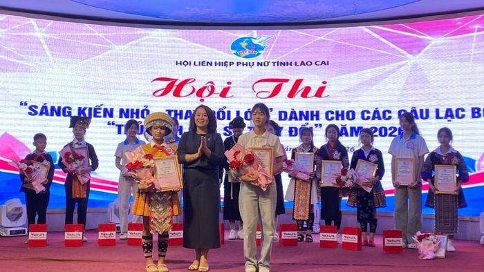 Ban Giám khảo trao giải Nhì cho Câu lạc bộ "Thủ lĩnh của sự thay đổi” xã Hạnh Phúc, Phong Dụ Hạ.