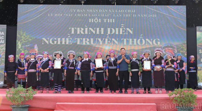 Ban Tổ chức trao giải Nhất, Nhì, Ba, Khuyến khích cho các đội thi.