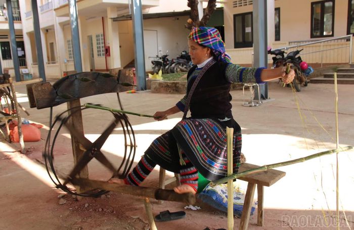 Trình diễn công đoạn se sợi.