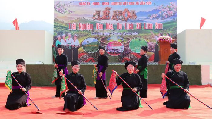 Các tiết mục văn nghệ tại chương trình.
