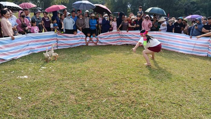Các trò chơi dân gian thu hút sự tham gia và cổ vũ của đông đảo người dân.