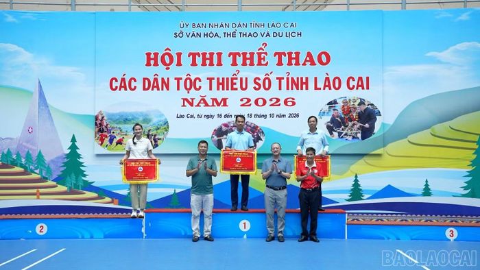 Ban tổ chức trao giải toàn đoàn cho các đoàn xuất sắc.